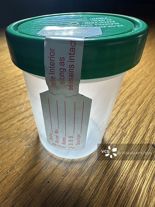 员工药物检测用空尿杯图片素材