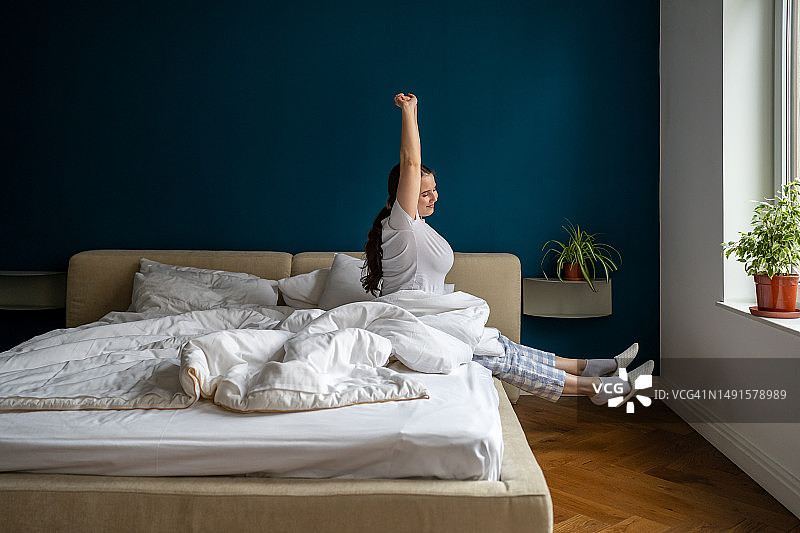 心情愉悦的年轻女人醒来图片素材