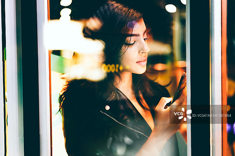 漂亮的亚洲女人正在使用手机图片素材