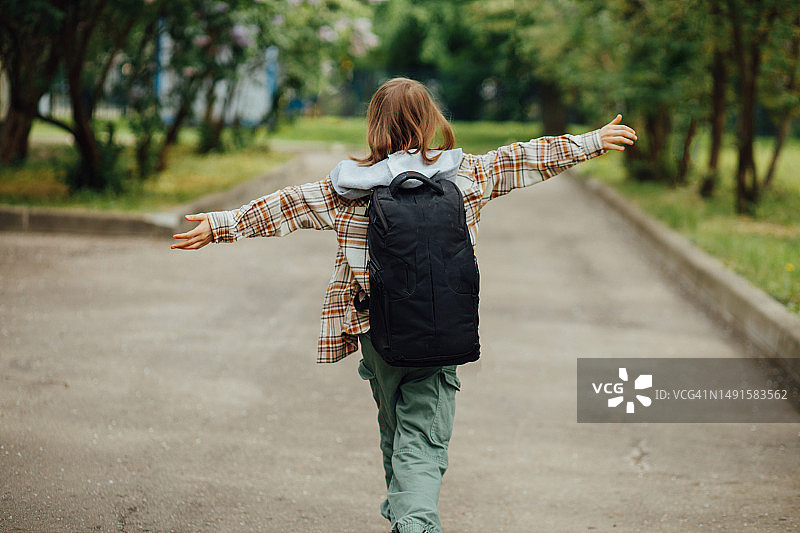 女孩在街上手捧一本书图片素材