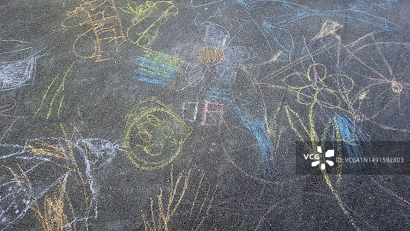 沥青路面上的粉笔画图片素材