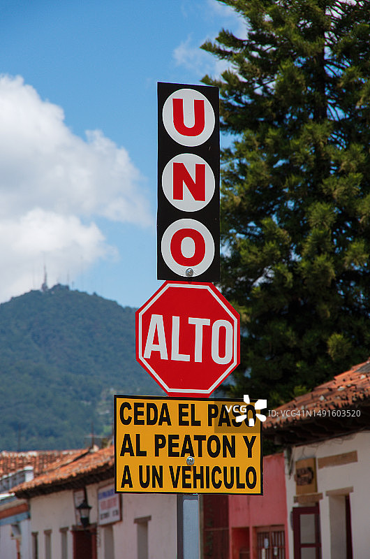 西班牙语标志：停止，礼让行人图片素材