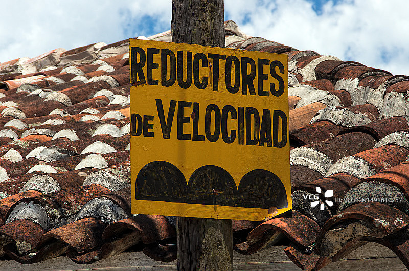 西班牙语手绘减速带道路警告标志，上面写着“Reductores de Velocidad”[减速器]图片素材