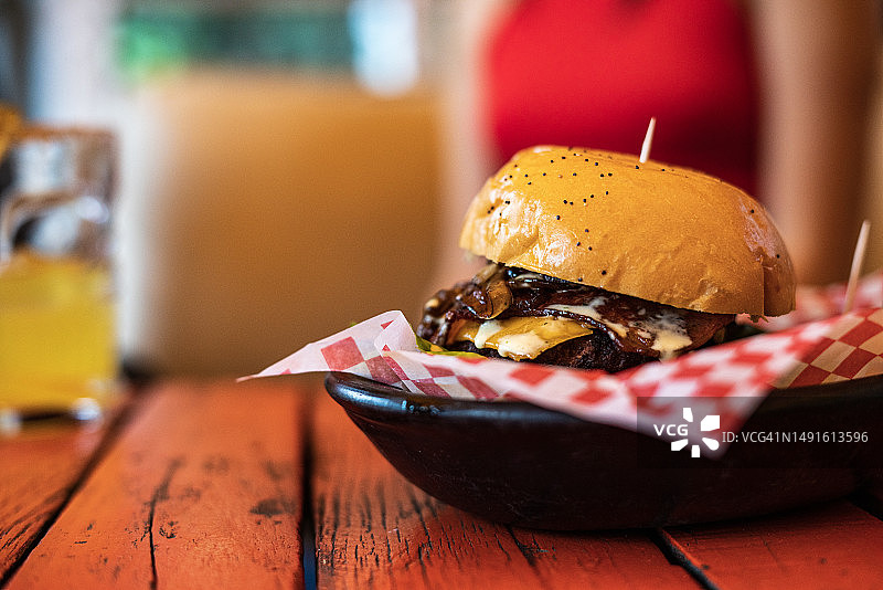 哥伦比亚餐厅的薯条汉堡图片素材