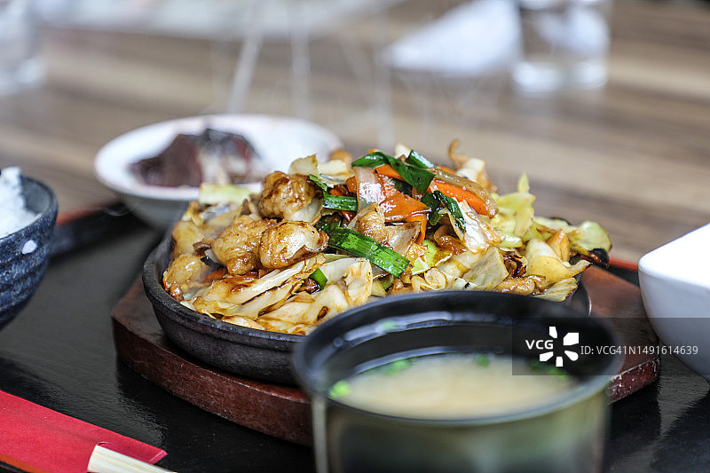 铁板蔬菜荷尔蒙套餐图片素材