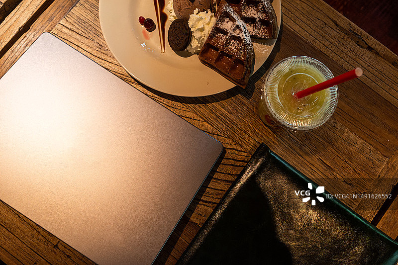 在咖啡店享用下午茶时工作图片素材