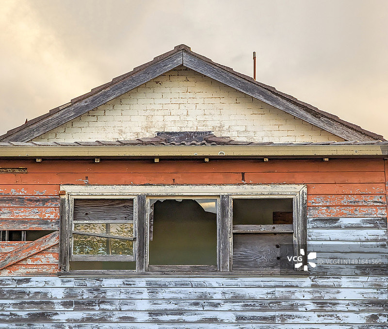 有破窗户和屋顶的废弃房屋图片素材