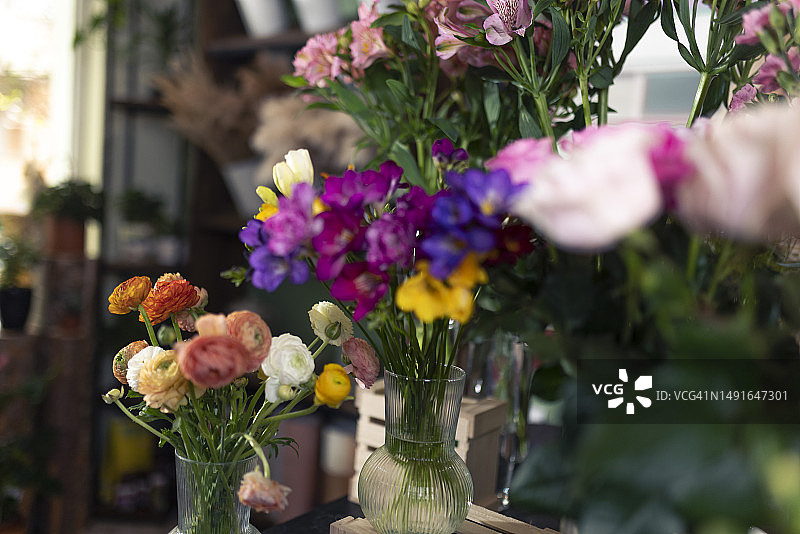 摆满各式鲜花的鲜花店图片素材