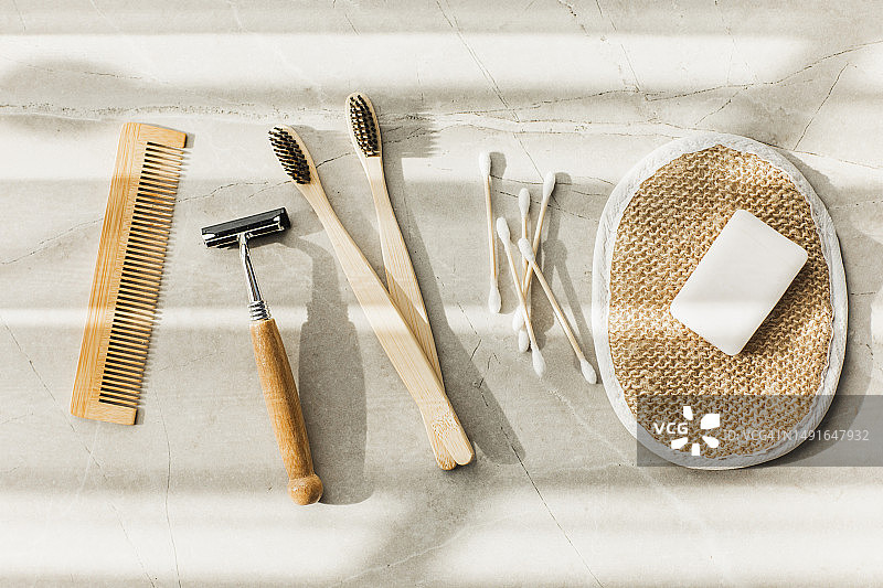 白色背景上的环保身体和皮肤护理配件。图片素材