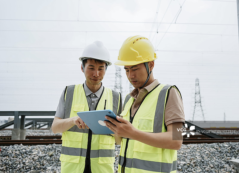 铁路技术人员正在进行安全检查图片素材