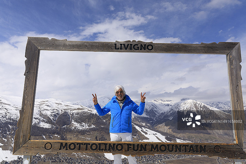 在滑雪胜地享受滑雪乐趣的灰发老人肖像图片素材