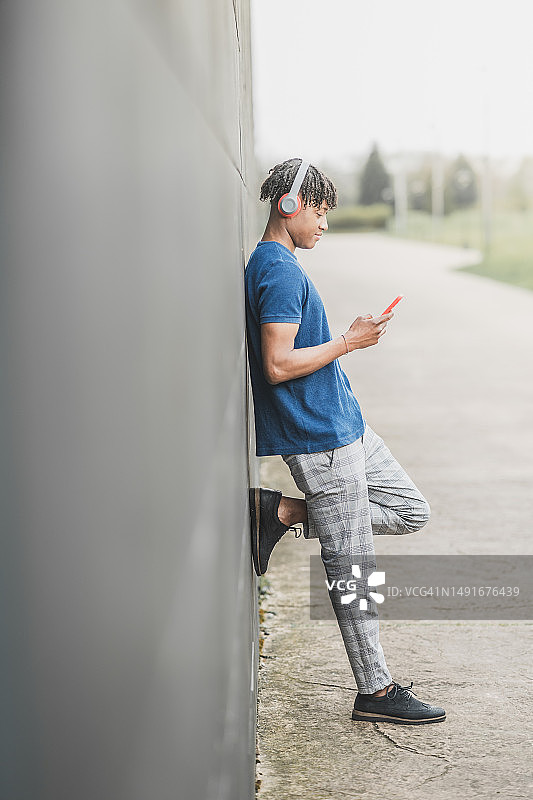 玩手机的厄瓜多尔青少年图片素材