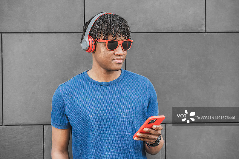 听音乐的厄瓜多尔英俊少年图片素材