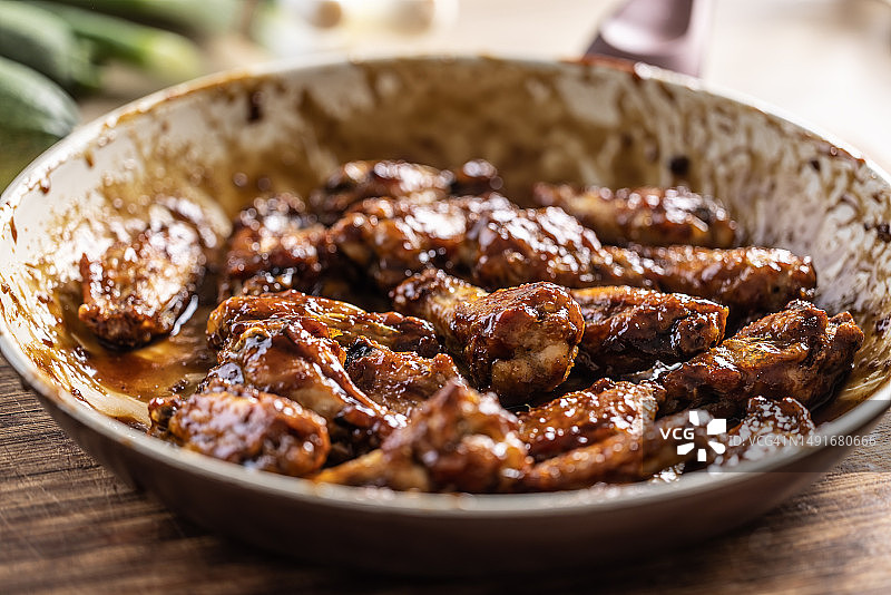 烤盘中的BBQ酱烤鸡翅图片素材