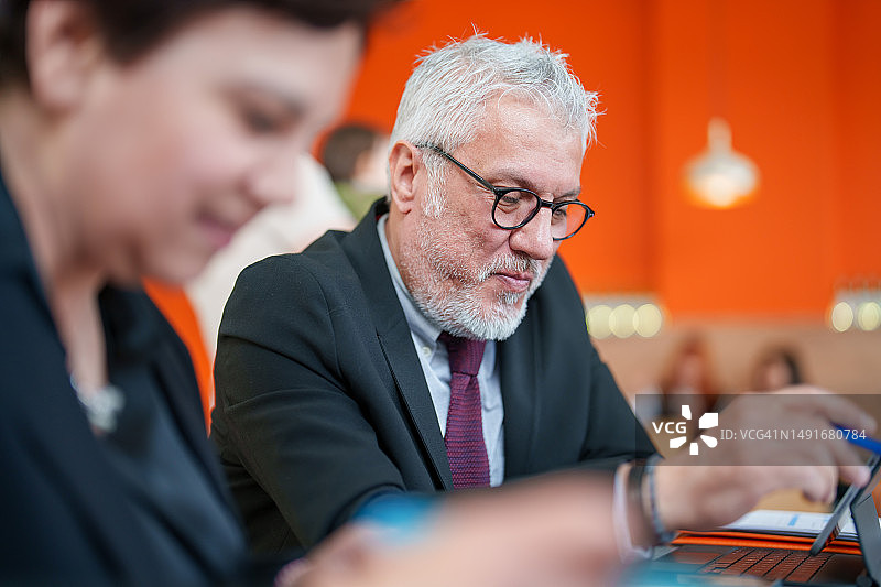 会议中的商务人士特写图片素材
