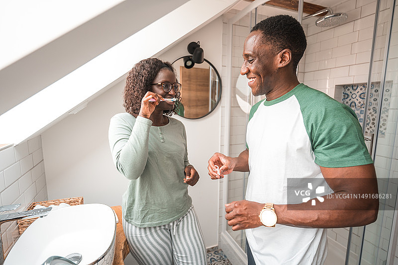可爱的黑人夫妇在浴室里图片素材