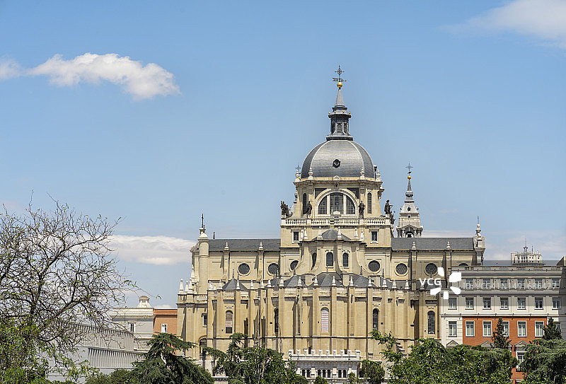 西班牙马德里阿尔穆德纳大教堂图片素材