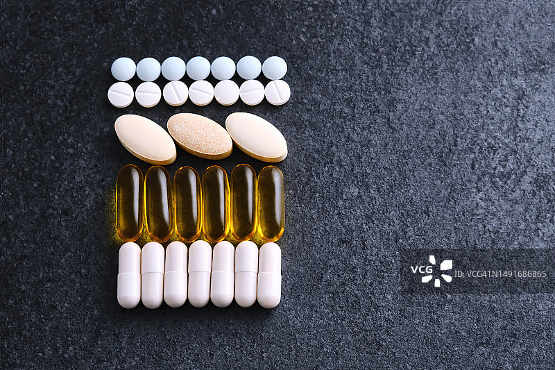 摆放整齐的药丸和营养补剂图片素材