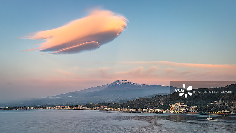 陶尔米纳日出：埃特纳火山荚状云，西西里岛，意大利图片素材