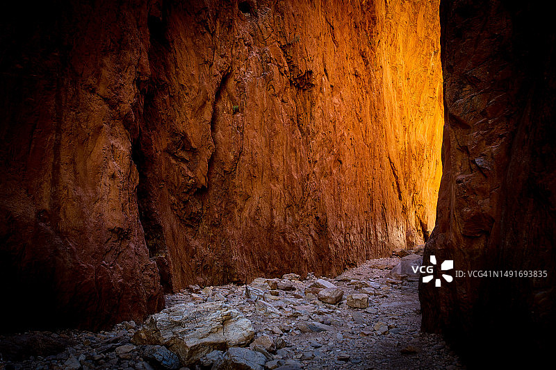 澳大利亚北领地爱丽斯泉斯坦利峡谷正午阳光图片素材