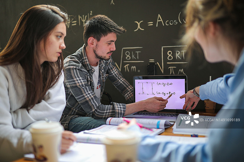 教育、在线教育、学生学习、学生团体、头脑风暴图片素材