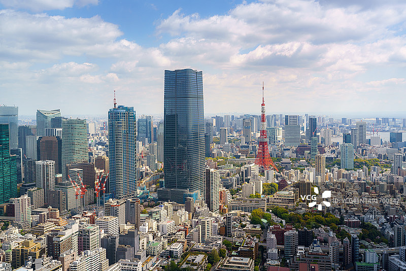 日本东京，标志性东京铁塔在摩天大楼天际线中傲然屹立航拍图片素材
