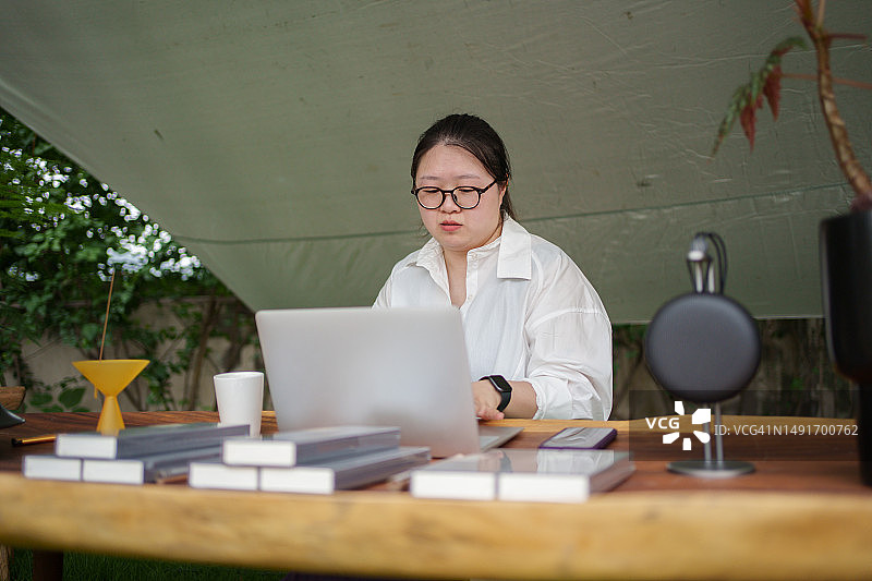 浏览互联网的女人图片素材