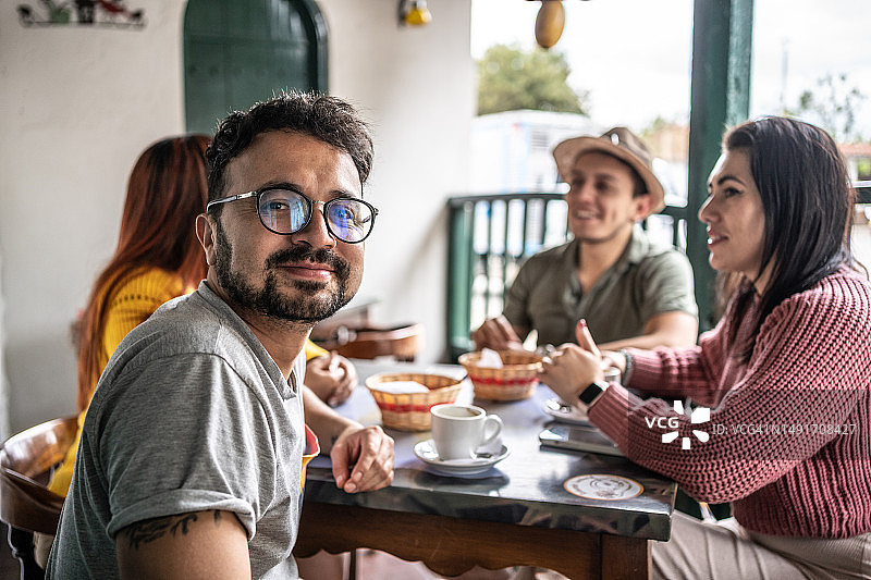 中年男人在咖啡馆与朋友用餐的肖像图片素材