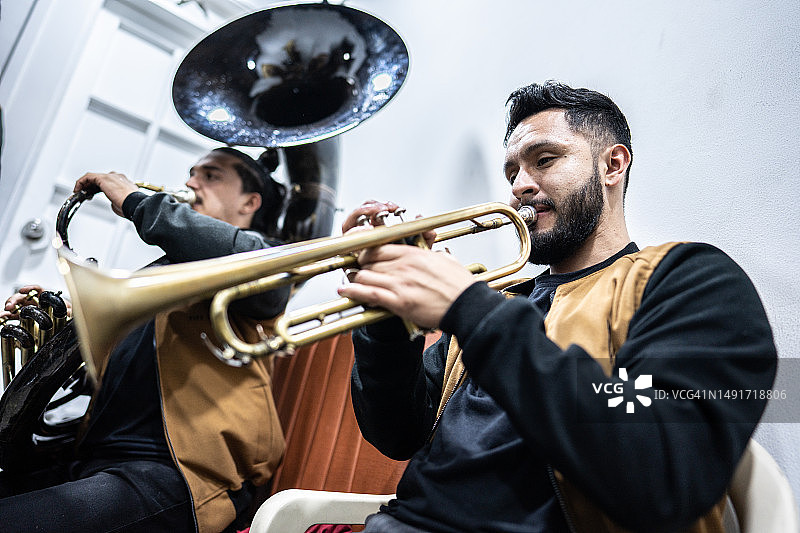 音乐会后台演奏小号的男人图片素材