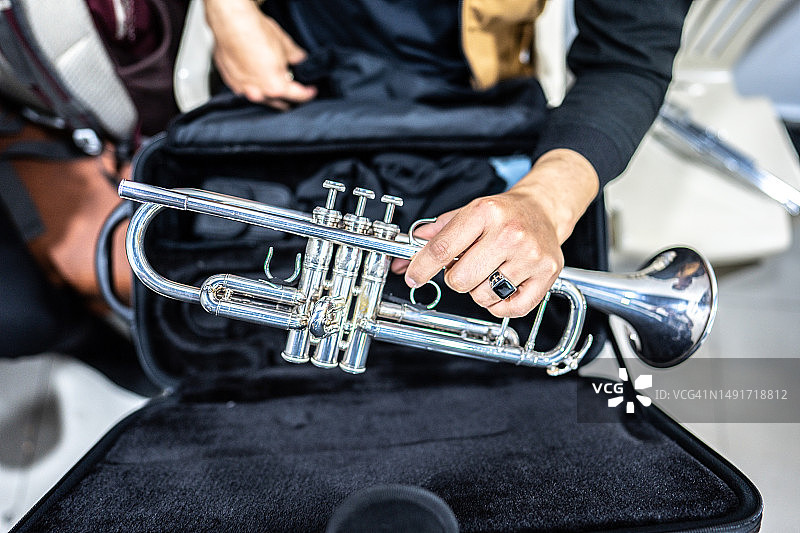 音乐会后台，人手持小号的特写图片素材