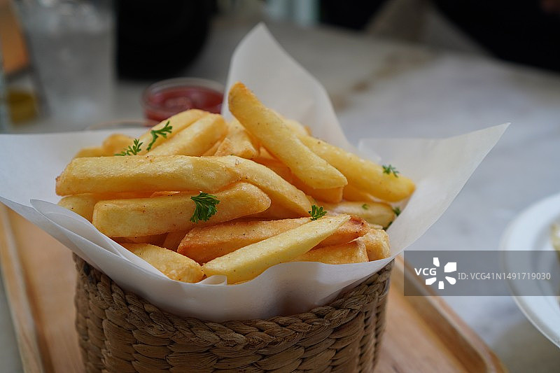 炸薯条、薯片与番茄酱和蛋黄酱图片素材