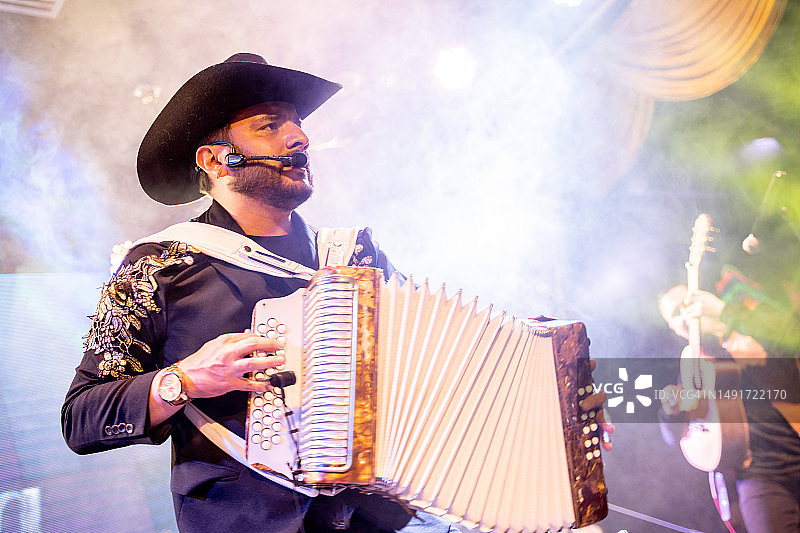 音乐会上唱歌并演奏手风琴的男人图片素材