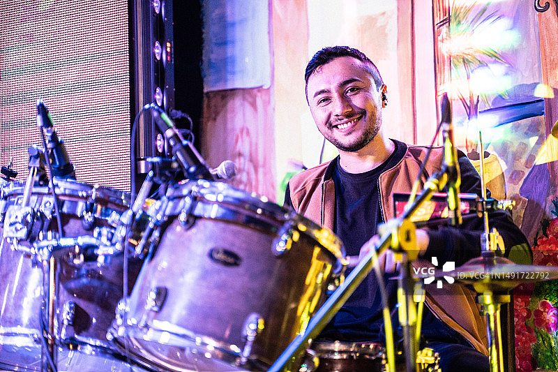 音乐会上演奏鼓的男音乐家肖像图片素材