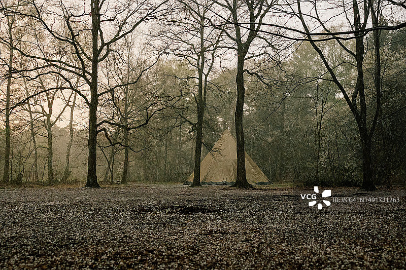 恶劣天气下的露营图片素材