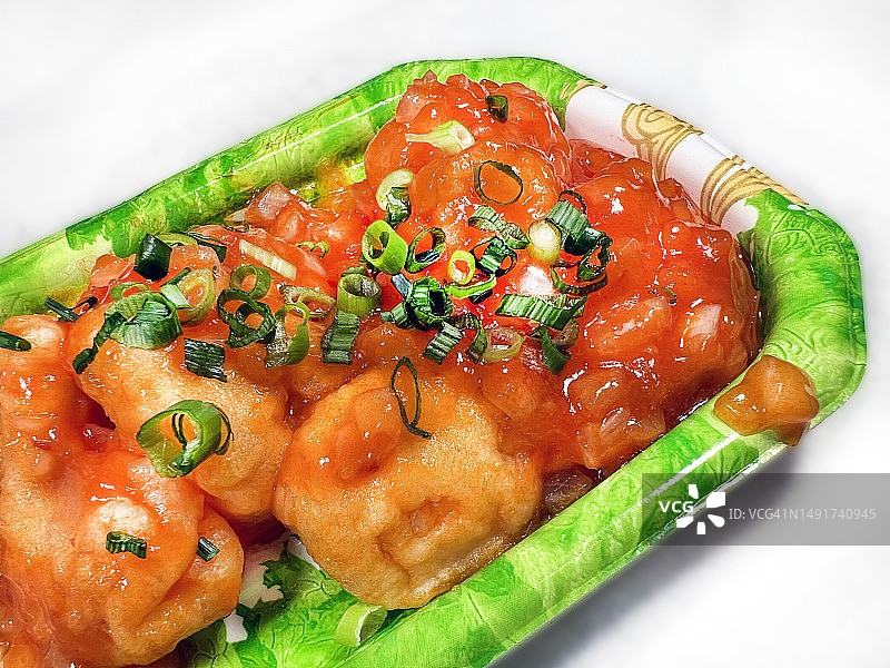 一次性塑料托盘中的辣椒酱鲜虾图片素材