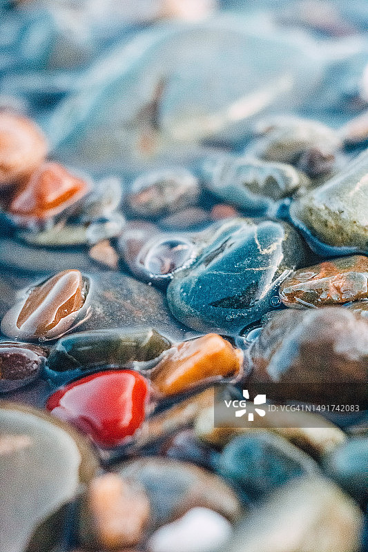 水下闪亮彩色湿石卵石抽象背景图片素材