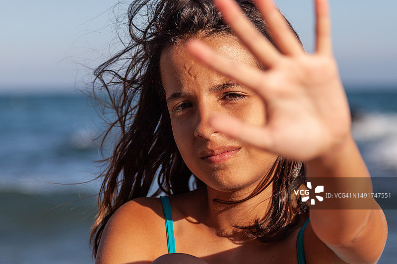 做停止手势的女孩肖像图片素材