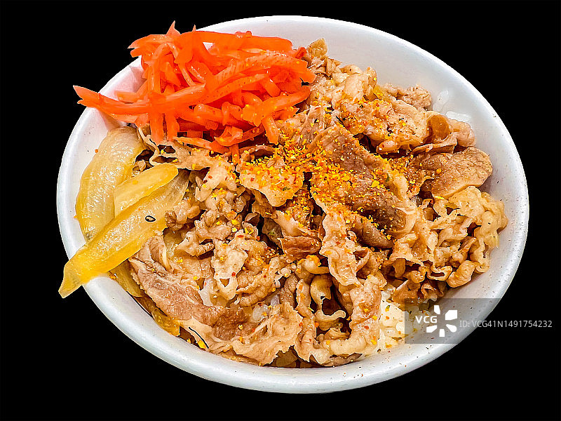 牛肉盖饭，牛肉饭，黑色背景隔离图片素材