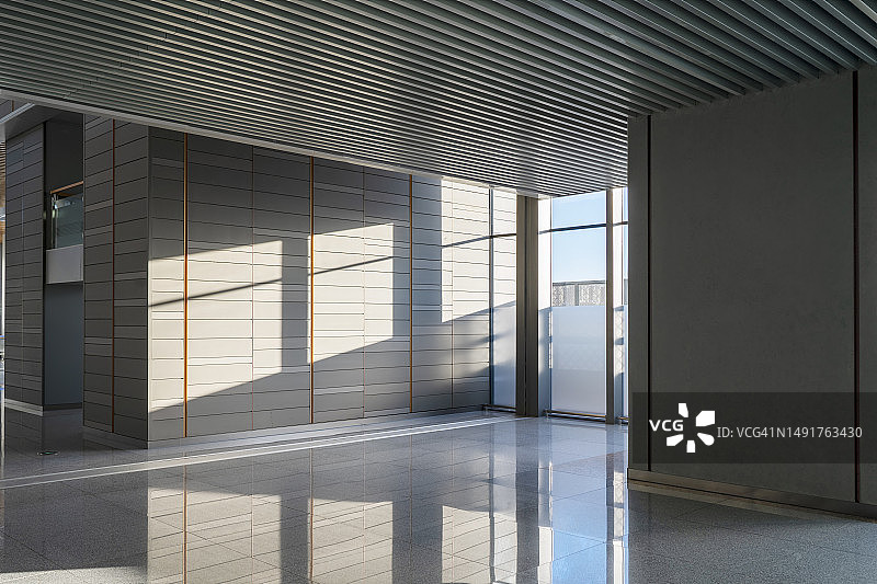 阳光穿过墙上的玻璃图片素材