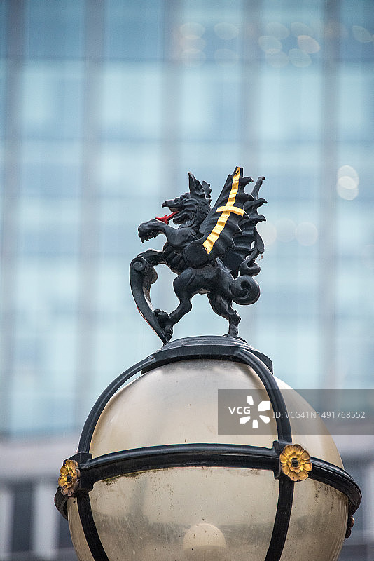 带有龙装饰的伦敦路灯图片素材