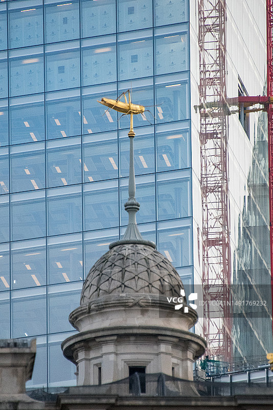 伦敦皇家交易所的镀金蝗虫风向标图片素材