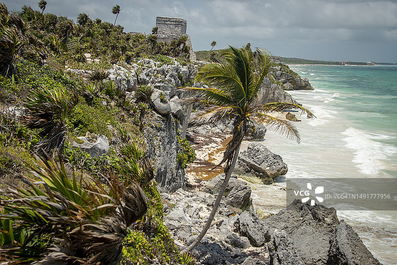 俯瞰大海的玛雅图卢姆遗址图片素材