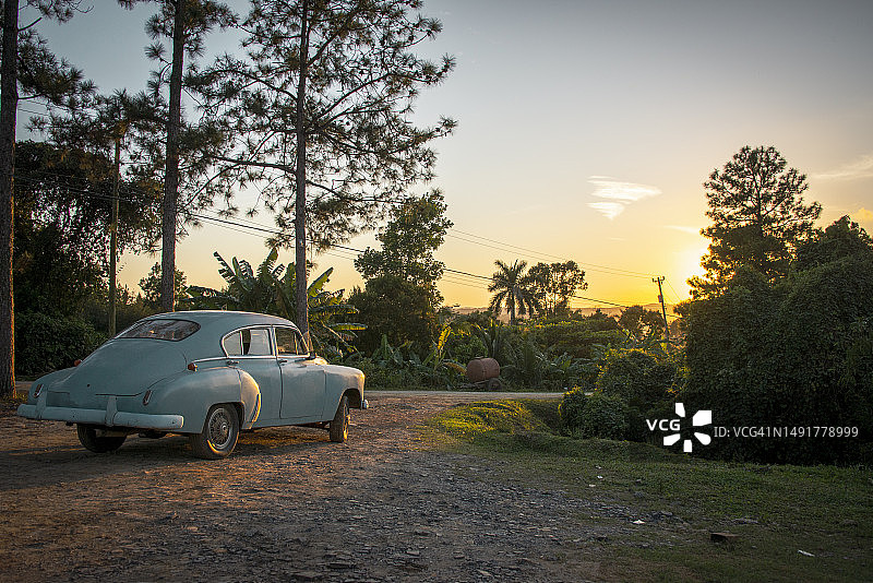 古巴比尼亚莱斯山谷的美国老爷车图片素材