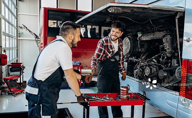 公交车维修车间工人图片素材