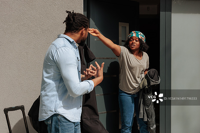 愤怒的女人把丈夫赶出去图片素材