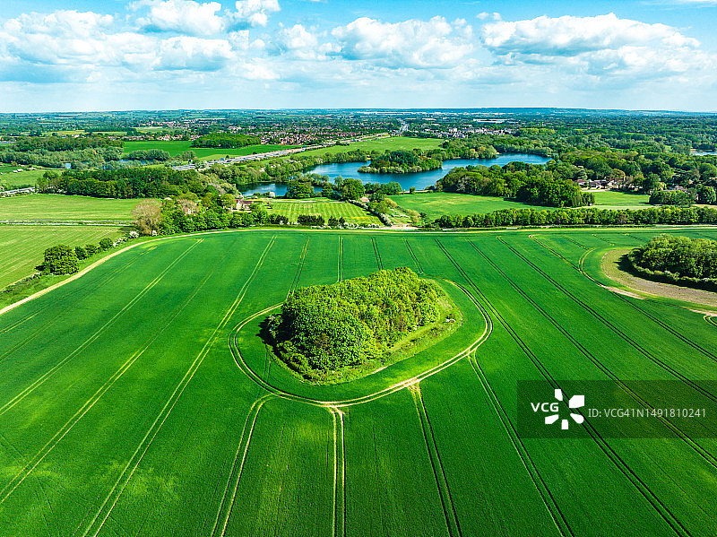 英格兰多云蓝天下美丽的农田鸟瞰图图片素材
