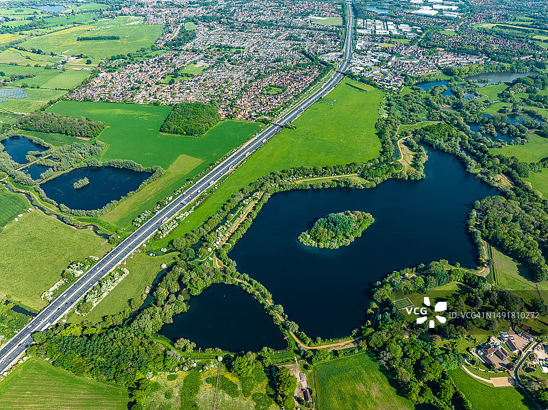 英国米尔顿凯恩斯林福德湖自然保护区无人机景观图片素材