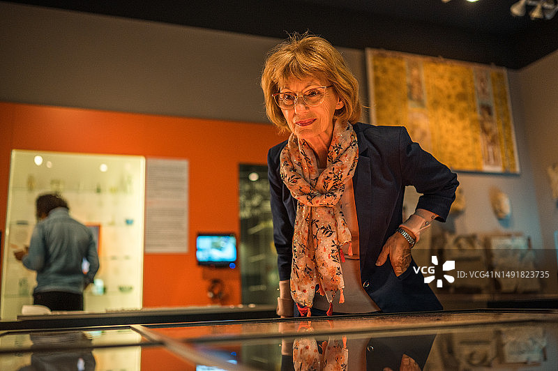 在博物馆里的老年女大学生图片素材