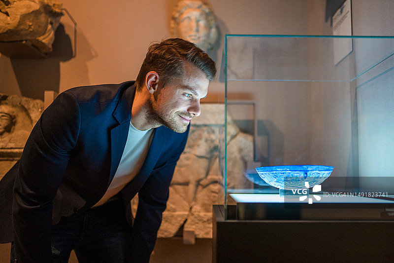 男人脸上的历史之光图片素材