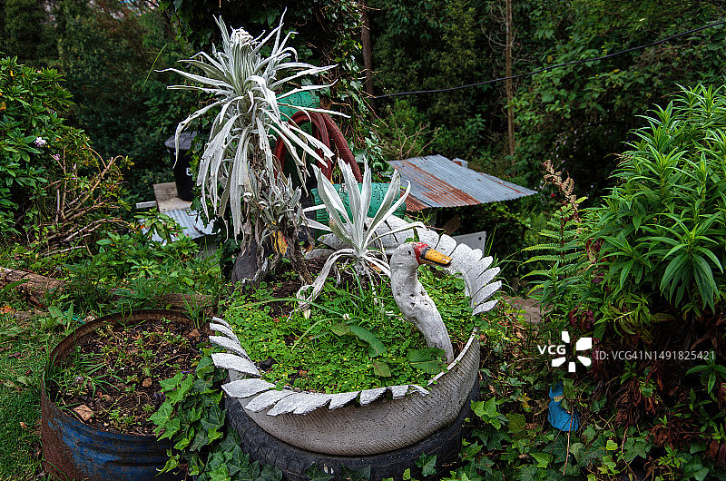 废旧轮胎制白色天鹅造型盆栽架图片素材